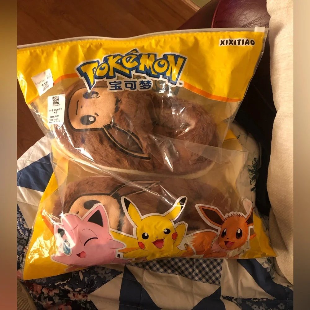 Pokémon Eevee plush slippers - Picture 6 of 8